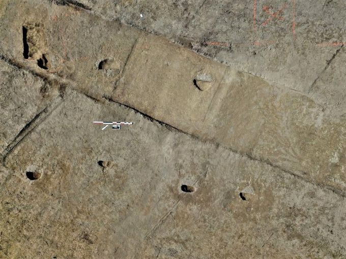 Fig. 6 : Vue au drone du bâtiment sur poteaux. Crédit : Éveha, 2021.